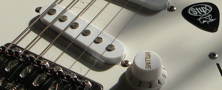 Induktion erzeugt Wechselspannungen im Tonabnehmer der E-Gitarre